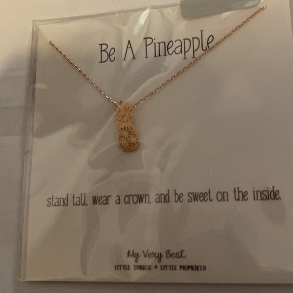 ❤️NWT Pineapple Necklace - Picture 1 of 3
